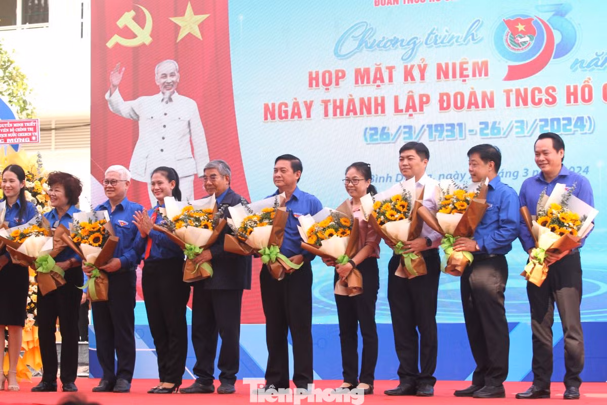 Bí thư Tỉnh Đoàn Bình Dương Trần Thị Diễm Trinh tặng hoa nguyên lãnh đạo Tỉnh Đoàn các thời kỳ.