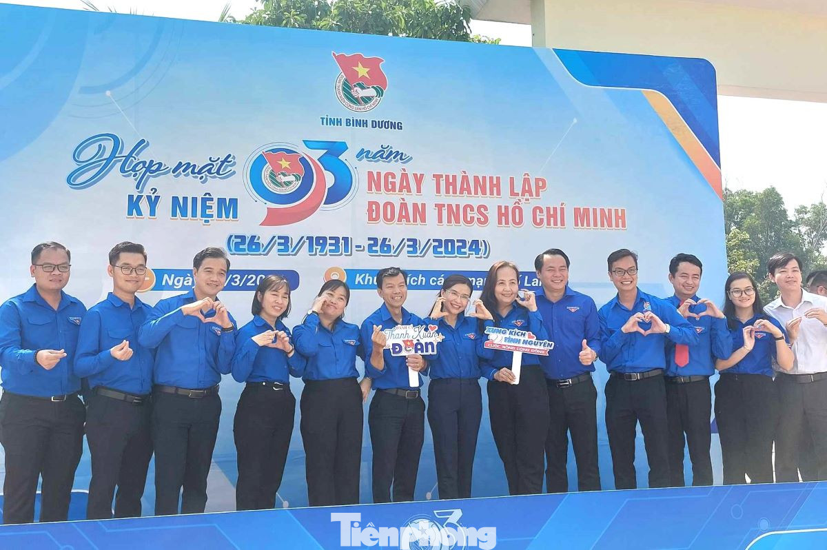 Chị Nguyễn Phạm Duy Trang - Bí thư Ban Chấp hành Trung ương Đoàn, Chủ tịch Hội đồng Đội Trung ương chụp ảnh lưu niệm cùng cán bộ Đoàn tại Bình Dương.