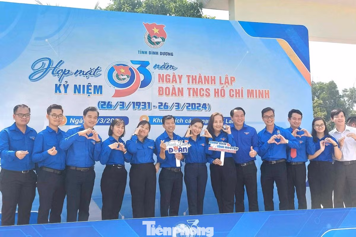 Chị Nguyễn Phạm Duy Trang - Bí thư Ban Chấp hành Trung ương Đoàn, Chủ tịch Hội đồng Đội Trung ương chụp ảnh lưu niệm cùng cán bộ Đoàn tại Bình Dương.