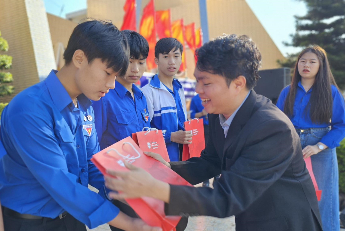 Trao học bổng cho Đoàn viên học sinh có hoàn cảnh khó khăn, nỗ lực vươn lên trong học tập