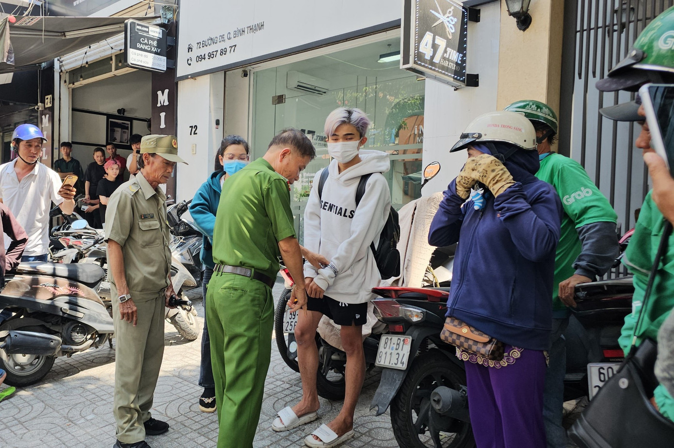 Đối tượng (áo trắng) được công an đưa về trụ sở để làm việc