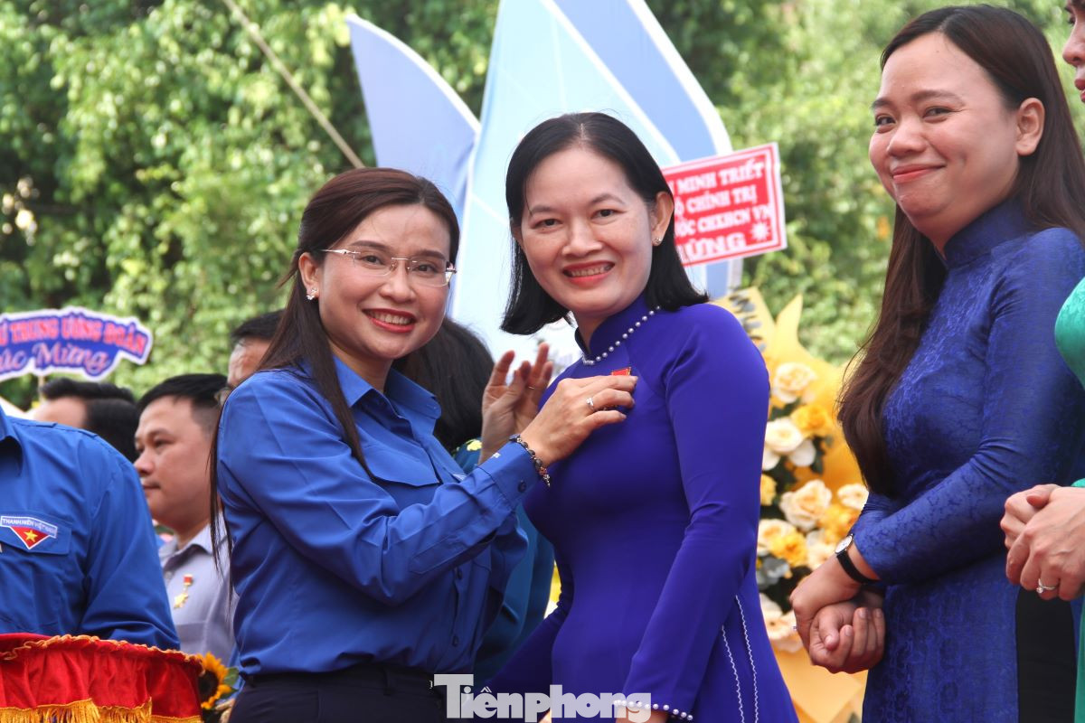 Chị Nguyễn Phạm Duy Trang - Bí thư Ban Chấp hành Trung ương Đoàn, Chủ tịch Hội đồng Đội Trung ương trao tặng Kỷ niệm chương “Vì thế hệ trẻ” của Trung ương Đoàn.