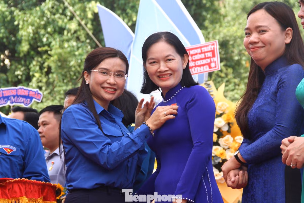 Chị Nguyễn Phạm Duy Trang - Bí thư Ban Chấp hành Trung ương Đoàn, Chủ tịch Hội đồng Đội Trung ương trao tặng Kỷ niệm chương “Vì thế hệ trẻ” của Trung ương Đoàn.