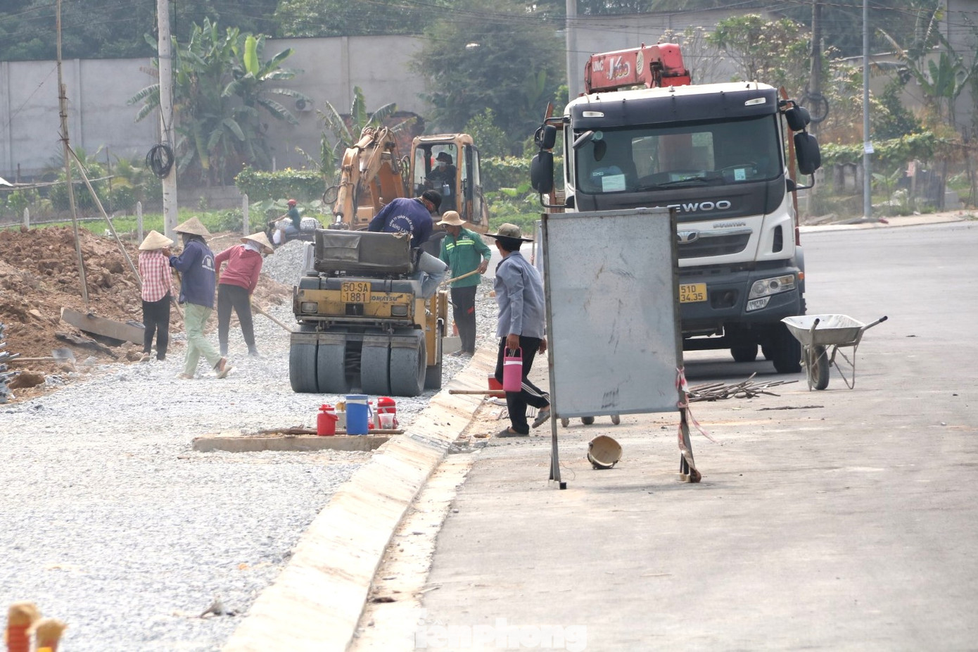 Tại khu vực xây dựng cầu đường tránh nội ô này, Công ty CP Đầu tư & Phát triển Thuận Lợi đã đề nghị cơ quan chức năng địa phương và được chấp thuận tự bỏ ra số tiền hơn 100 tỷ đồng để làm tuyến kè bờ sông dài hơn 1,2km có khu vui chơi công cộng. Tại khu vực xây dựng cầu đường tránh nội ô này, Công ty CP Đầu tư & Phát triển Thuận Lợi đã đề nghị cơ quan chức năng địa phương và được chấp thuận tự bỏ ra số tiền hơn 100 tỷ đồng để làm tuyến kè bờ sông dài hơn 1,2km có khu vui chơi công cộng.