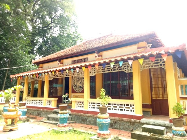 Đình Tương Bình Hiệp được xây dựng vào khoảng cuối thế kỷ XIX. Đây là ngôi Đình thờ vị Tiến sĩ đầu tiên của vùng đất Nam bộ - Phan Thanh Giản (1826). Hàng năm, cứ đến ngày 12 tháng 10 âm lịch, nhân dân trong vùng và các nơi lân cận lại đổ về nơi đây để dự lễ hội đình, cầu cho mưa thuận gió hòa, quốc thái dân an. Đình Tương Bình Hiệp được UBND tỉnh công nhận là di tích lịch sử cấp tỉnh tại Quyết định số 5033/QĐ-UBND ngày 19/11/2007.