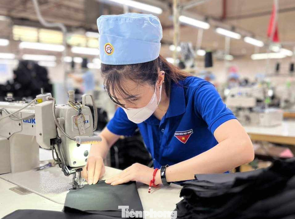 Công nhân sản xuất trong nhà máy tại Bình Dương.