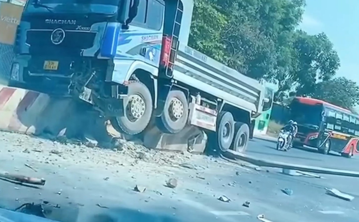 Xe ben lao lên dải phân cách giữa đường