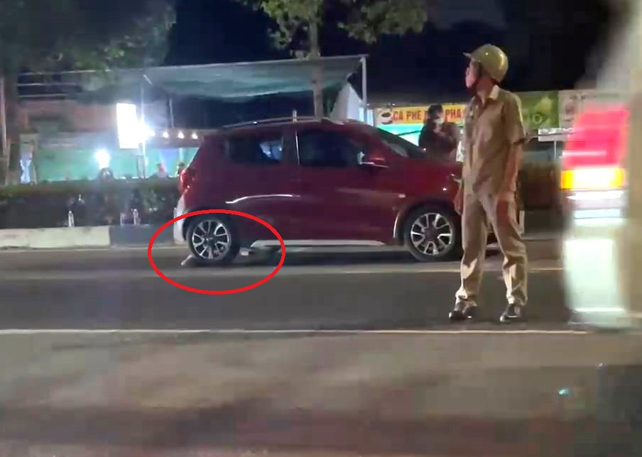 Người dân dùng đá chèn vào hai bánh sau khi xe ô tô bị trôi lùi.