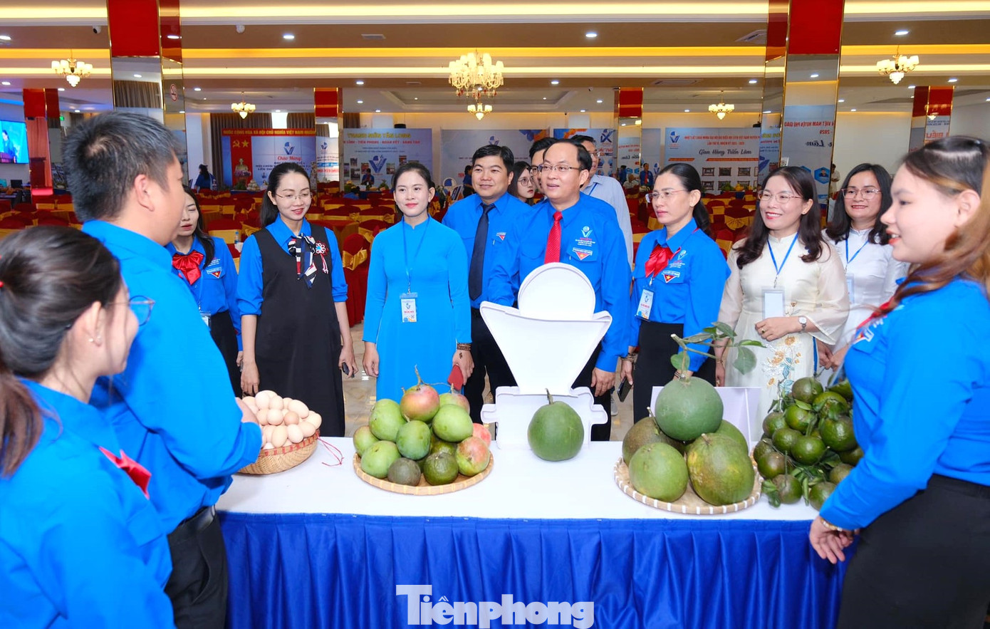 Đại biểu thăm quan các gian hàng của thanh niên huyện Phú Giáo.