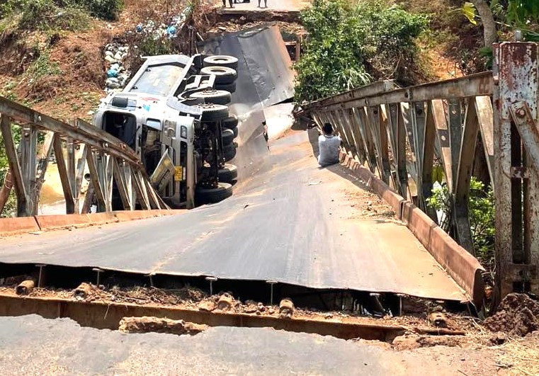 Cầu sắt cũ đổ sập khi xe ben đi qua