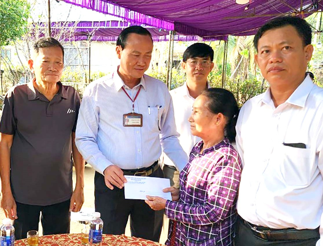 Lãnh đạo huyện Bù Đốp đến thăm hỏi, động viên các gia đình có người gặp nạn