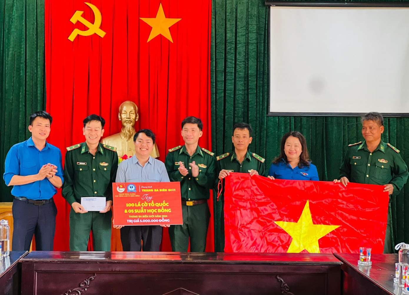 Tặng cờ và học bổng cho học sinh là con nuôi của Đồn Biên Phòng 727