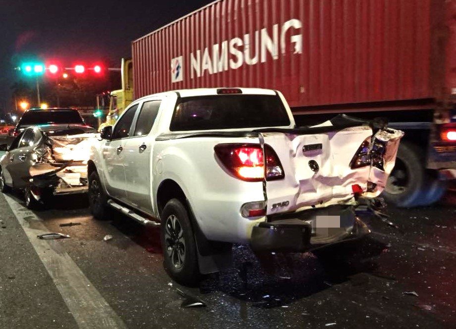 Các phương tiện bị hư hỏng phần đuôi sau va chạm Các phương tiện bị hư hỏng phần đuôi sau va chạm