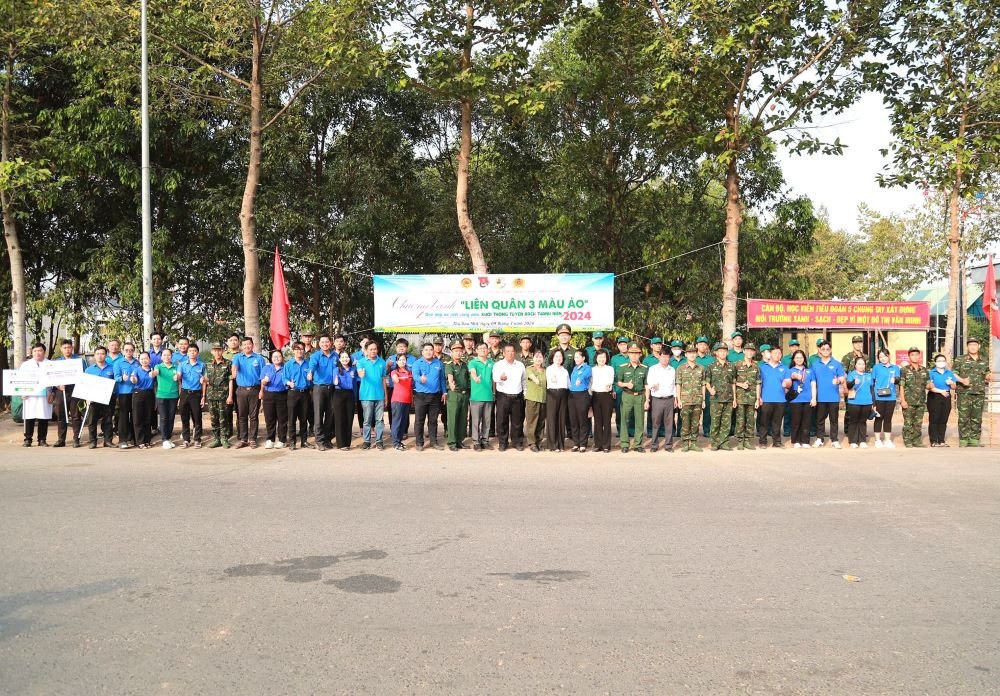 Các đại biểu và chiến sĩ tình nguyện chụp hình lưu niệm tại chương trình lễ xuất quân. Các đại biểu và chiến sĩ tình nguyện chụp hình lưu niệm tại chương trình lễ xuất quân.