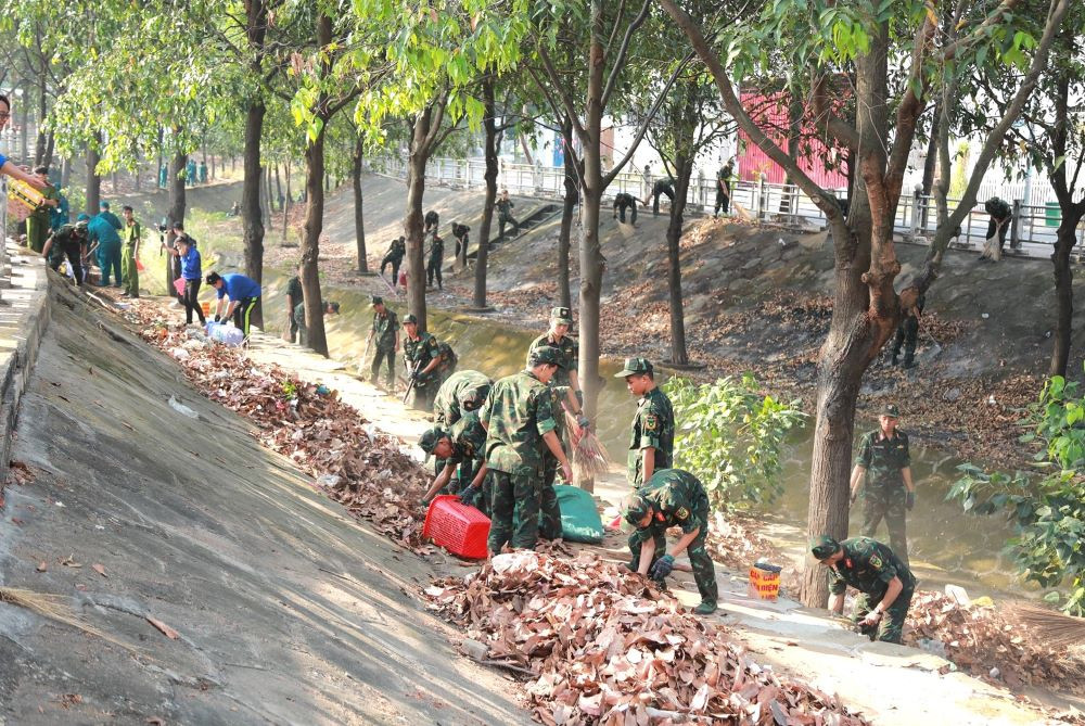Các chiến sĩ dọn dẹp rác dưới tuyến kênh trên địa bàn thành phố Thủ Dầu Một. Các chiến sĩ dọn dẹp rác dưới tuyến kênh trên địa bàn thành phố Thủ Dầu Một.