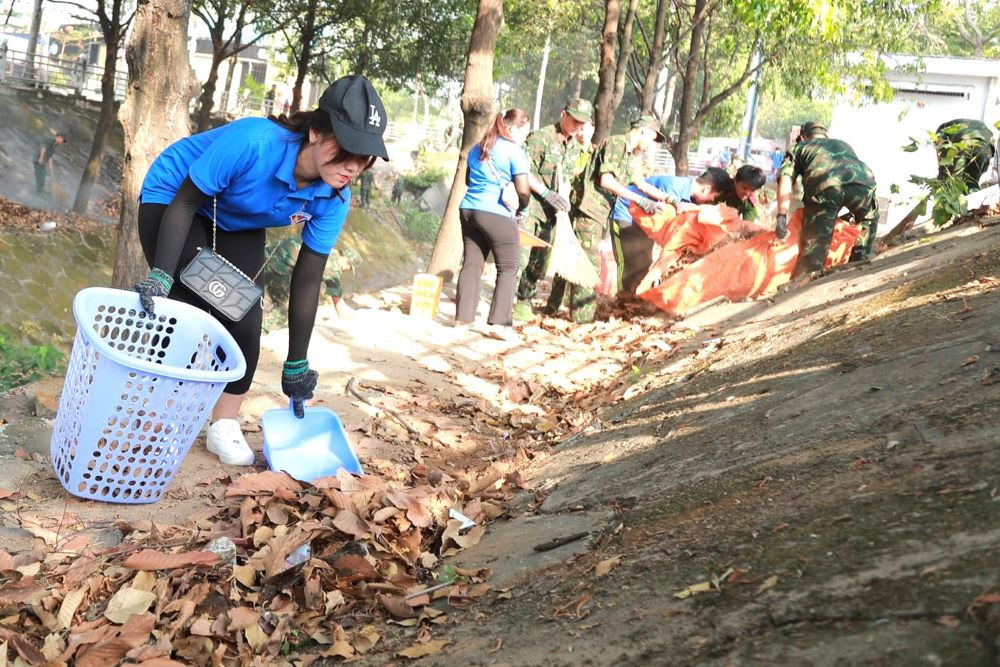 Tham dự chương trình có bà Nguyễn Thị Mỹ Hằng - Tỉnh ủy viên, Chủ tịch UBMTTQ Việt Nam tỉnh Bình Dương; bà Nguyễn Thị Thuý Vinh - Trưởng phòng Đoàn thể và các Hội Ban Dân vận Tỉnh uỷ Bình Dương; chị Trần Thị Diễm Trinh - Tỉnh ủy viên, Bí thư Tỉnh Đoàn Bình Dương. Trong ảnh: Đoàn viên thanh niên dọn dẹp rác trên kênh tại thành phố Thủ Dầu Một. Tham dự chương trình có bà Nguyễn Thị Mỹ Hằng - Tỉnh ủy viên, Chủ tịch UBMTTQ Việt Nam tỉnh Bình Dương; bà Nguyễn Thị Thuý Vinh - Trưởng phòng Đoàn thể và các Hội Ban Dân vận Tỉnh uỷ Bình Dương; chị Trần Thị Diễm Trinh - Tỉnh ủy viên, Bí thư Tỉnh Đoàn Bình Dương. Trong ảnh: Đoàn viên thanh niên dọn dẹp rác trên kênh tại thành phố Thủ Dầu Một.