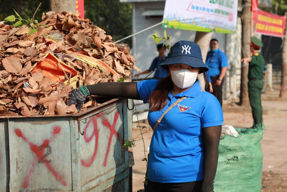 Đoàn viên thanh niên dọn dẹp rác trên đường phố Thủ Dầu Một. Đoàn viên thanh niên dọn dẹp rác trên đường phố Thủ Dầu Một.