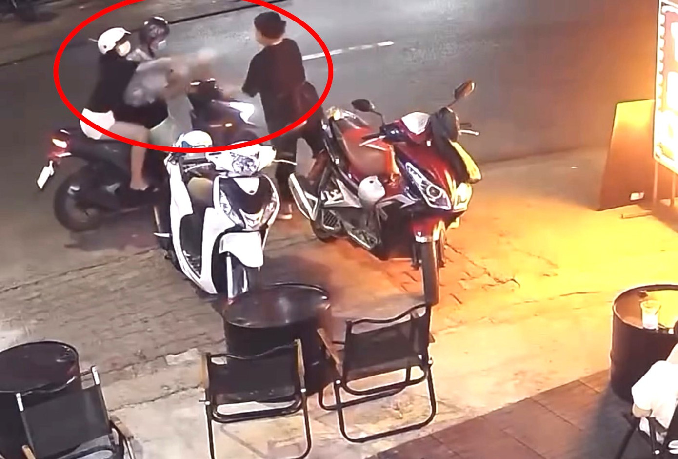 Đôi nam nữ đi xe máy tạt nước ớt vào mặt nữ nhân viên quán cà phê Đôi nam nữ đi xe máy tạt nước ớt vào mặt nữ nhân viên quán cà phê