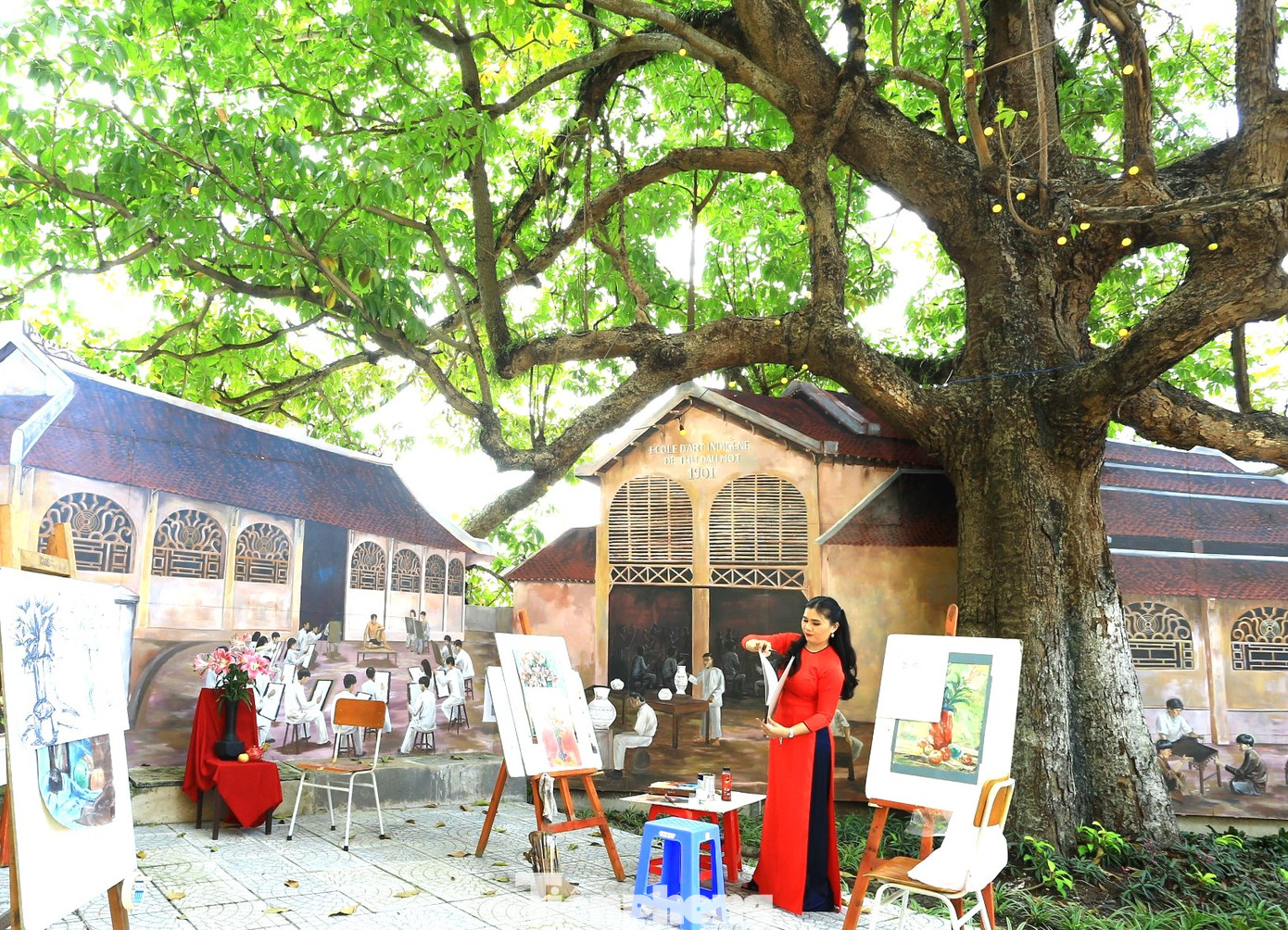 Dù nằm trong khuôn viên trường song cơ quan chức năng xác định cây Trôm ra đời trước khi xây dựng trường. Trường Trung cấp Mỹ thuật – Văn hóa Bình Dương thành lập từ năm 1901, khoảng 123 năm, riêng cây Trôm có tuổi đời hơn 150 năm. Việc xác định độ tuổi của cây chủ yếu theo sự truyền miệng của người dân, từ lời kể của các bậc cao niên và nhà giáo lão thành. Dù nằm trong khuôn viên trường song cơ quan chức năng xác định cây Trôm ra đời trước khi xây dựng trường. Trường Trung cấp Mỹ thuật – Văn hóa Bình Dương thành lập từ năm 1901, khoảng 123 năm, riêng cây Trôm có tuổi đời hơn 150 năm. Việc xác định độ tuổi của cây chủ yếu theo sự truyền miệng của người dân, từ lời kể của các bậc cao niên và nhà giáo lão thành.