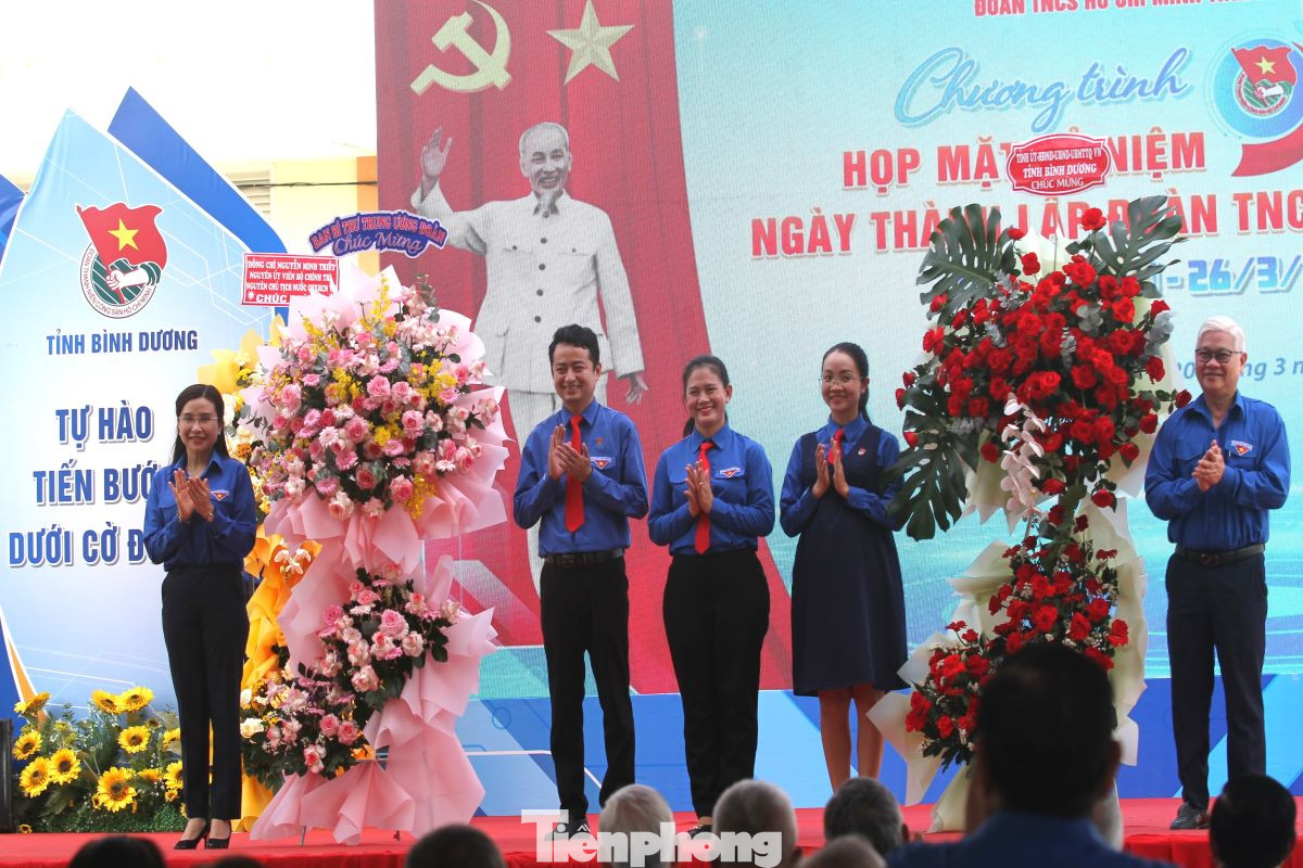Chị Nguyễn Phạm Duy Trang - Bí thư Ban Chấp hành Trung ương Đoàn, Chủ tịch Hội đồng Đội Trung ương và ông Nguyễn Văn Lợi – Ủy viên Trung ương Đảng, Bí thư Tỉnh ủy Bình Dương tặng hoa chúc mừng Ban Thường vụ Tỉnh Đoàn Bình Dương tại lễ kỷ niệm 93 năm Ngày thành lập Đoàn TNCS Hồ Chí Minh.