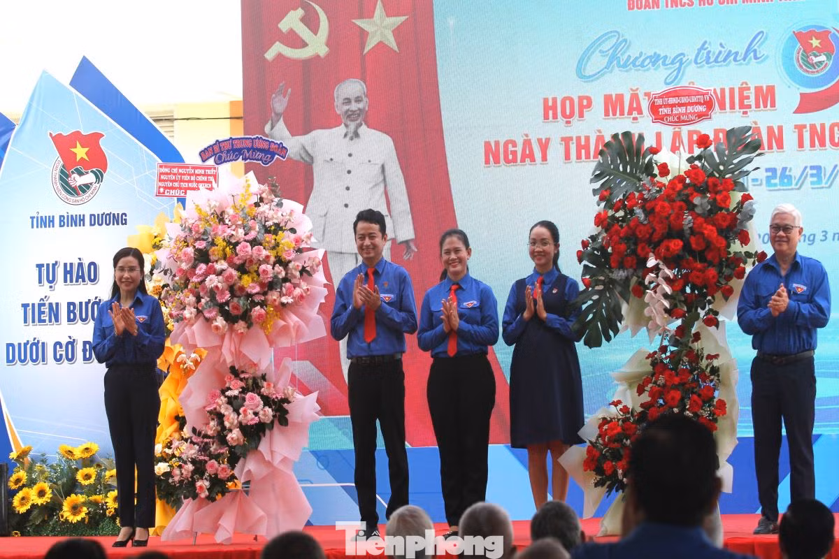 Chị Nguyễn Phạm Duy Trang - Bí thư Ban Chấp hành Trung ương Đoàn, Chủ tịch Hội đồng Đội Trung ương và ông Nguyễn Văn Lợi – Ủy viên Trung ương Đảng, Bí thư Tỉnh ủy Bình Dương tặng hoa chúc mừng Ban Thường vụ Tỉnh Đoàn Bình Dương tại lễ kỷ niệm 93 năm Ngày thành lập Đoàn TNCS Hồ Chí Minh.
