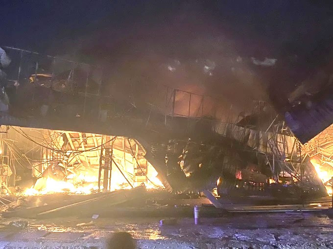 Nhà sách bị thiêu rụi