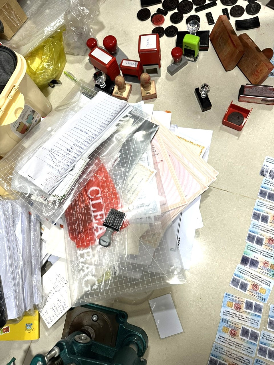 Nhiều loại giấy tờ giả được phát hiện tại nơi ở của đối tượng Nhiều loại giấy tờ giả được phát hiện tại nơi ở của đối tượng