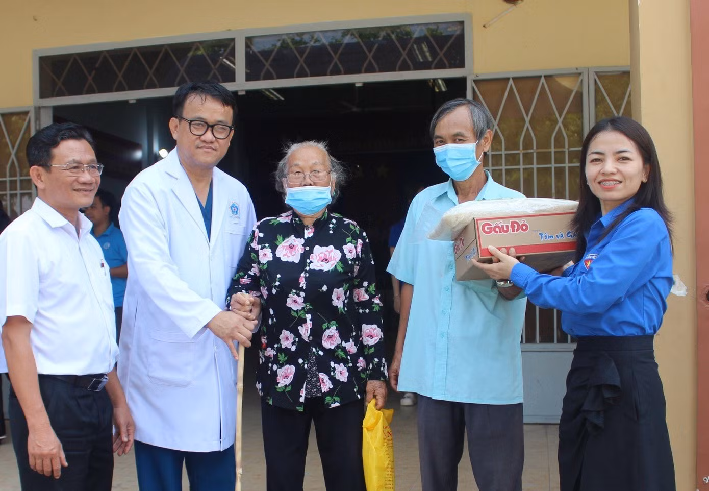 Hội Thầy thuốc trẻ tỉnh Bình Dương phối hợp Huyện Đoàn Phú Giáo tổ chức khám bệnh, tặng quà cho người dân