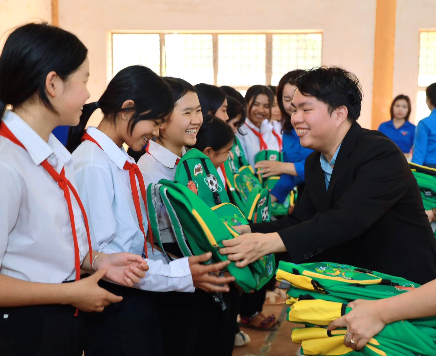 Tặng balo cho học sinh có hoàn cảnh khó khăn