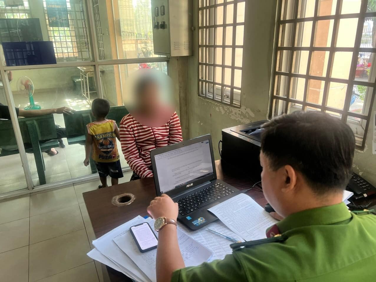 Công an làm việc với người phụ nữ