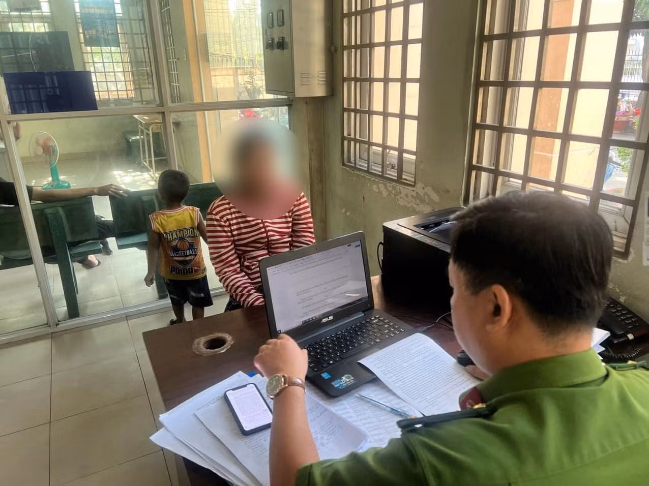 Công an làm việc với người phụ nữ