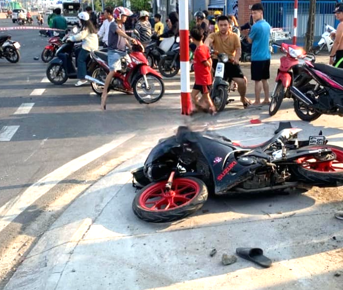 Chiếc xe máy bị tông văng lên vỉa hè Ảnh: D.T