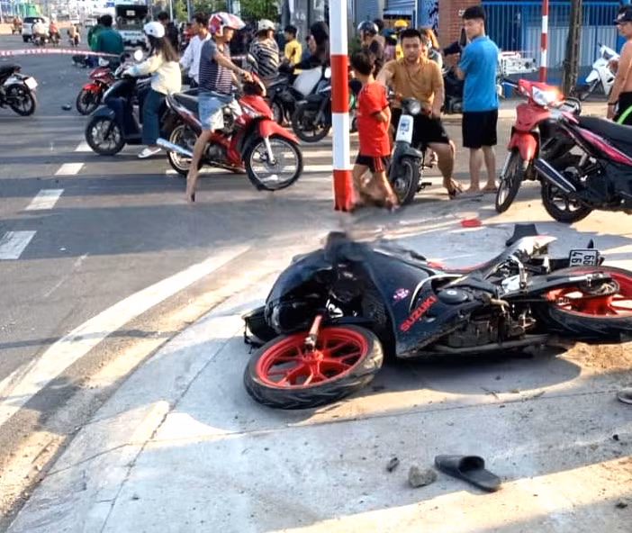 Chiếc xe máy bị tông văng lên vỉa hè Ảnh: D.T Chiếc xe máy bị tông văng lên vỉa hè Ảnh: D.T