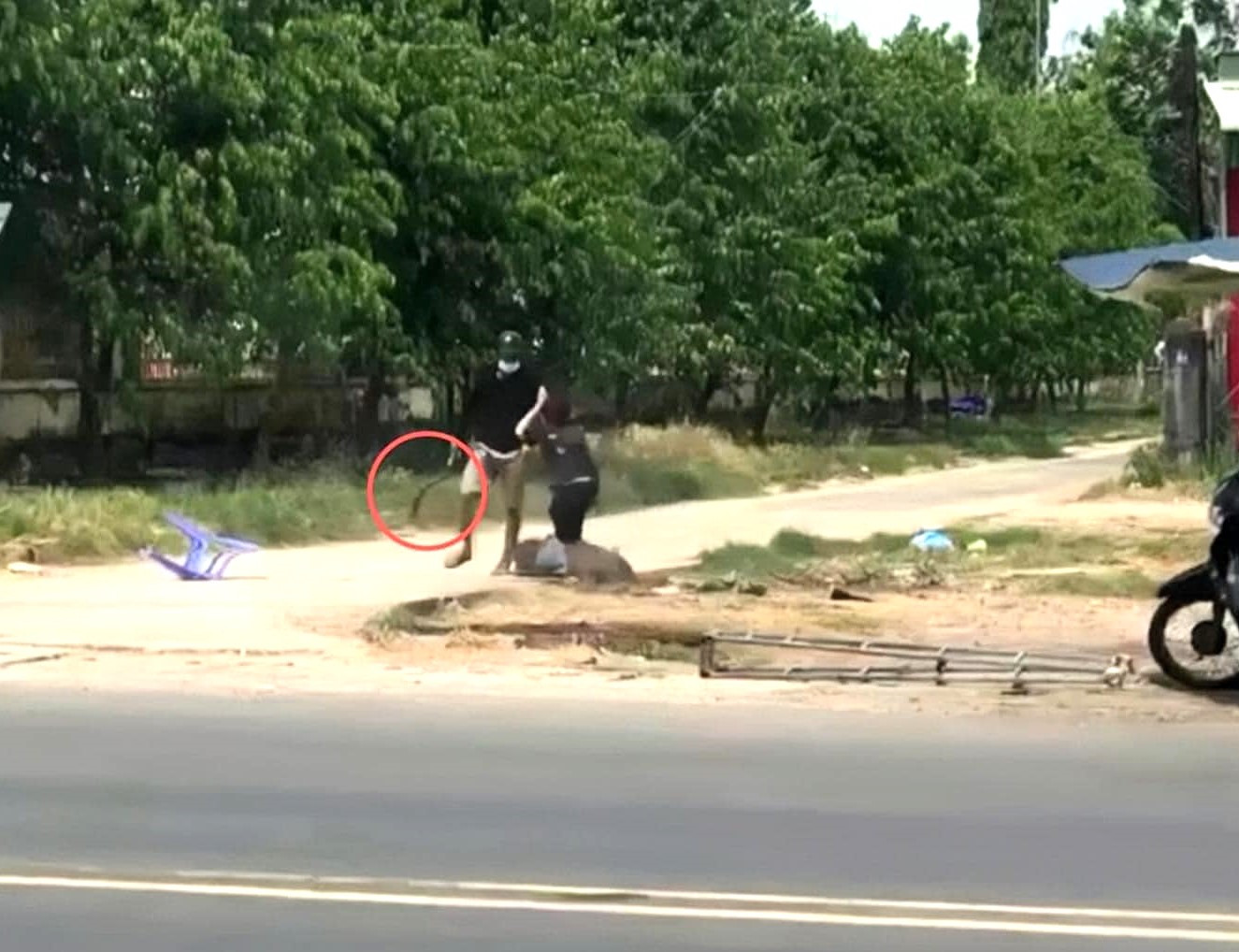 Người đàn ông dùng dao rựa chém chết vợ cũ