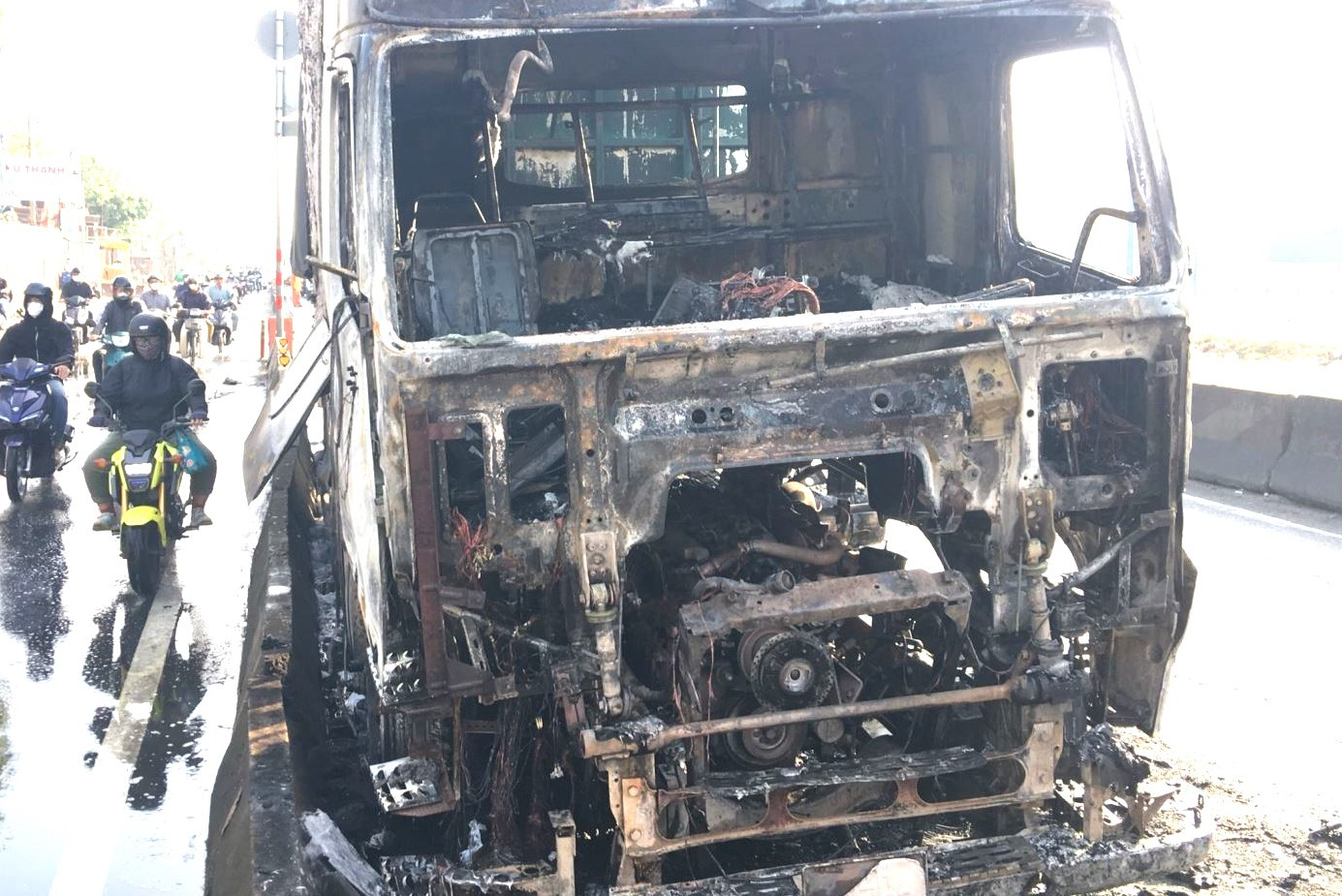 Cabin xe container cháy trơ khung Cabin xe container cháy trơ khung