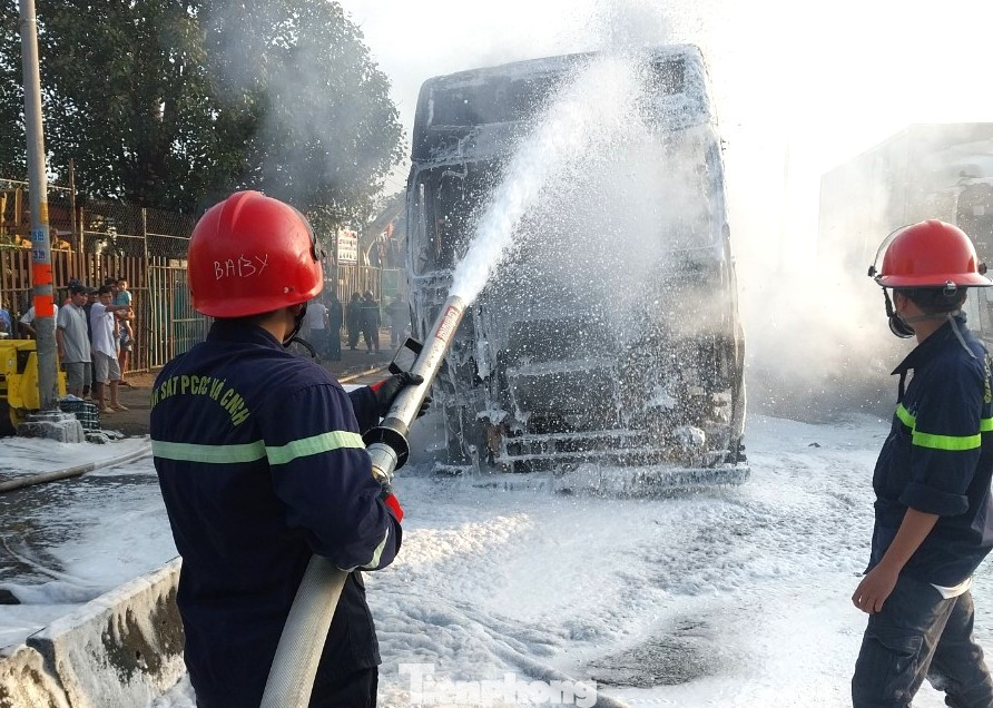 Lực lượng chức năng nhanh chóng dập lửa, giải cứu hàng hóa trên thùng container Lực lượng chức năng nhanh chóng dập lửa, giải cứu hàng hóa trên thùng container