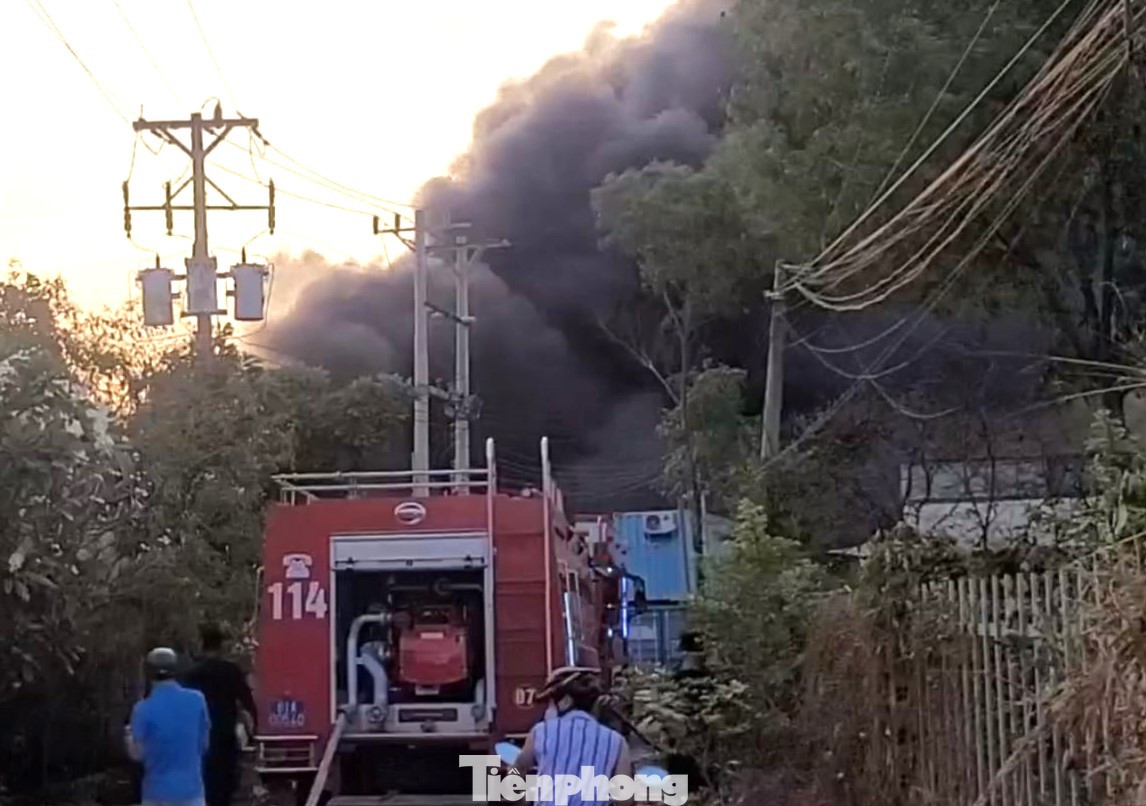 Lực lượng chức năng nỗ lực khống chế ngọn lửa