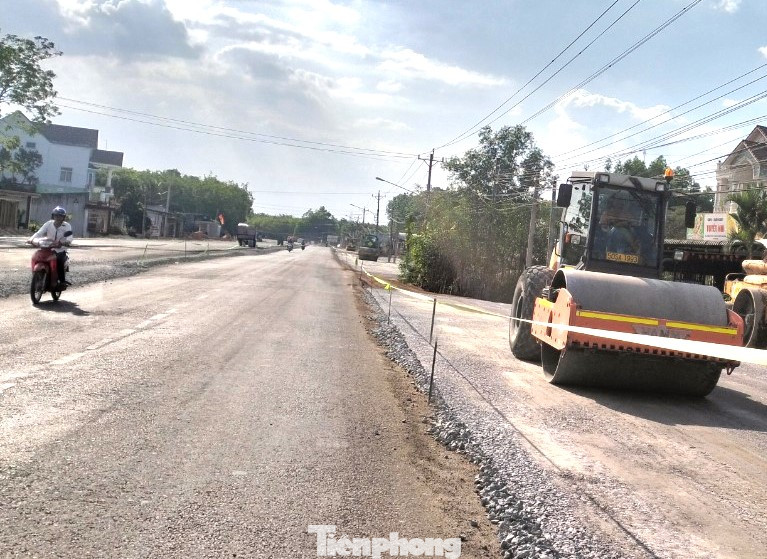 Đơn vị thi công gặp khó khi một số đoạn đường chưa bàn giao mặt bằng Đơn vị thi công gặp khó khi một số đoạn đường chưa bàn giao mặt bằng