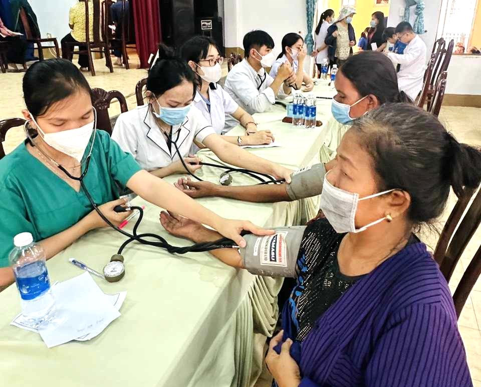 Khám bệnh cho người dân trên địa bàn huyện Phú Giáo Khám bệnh cho người dân trên địa bàn huyện Phú Giáo