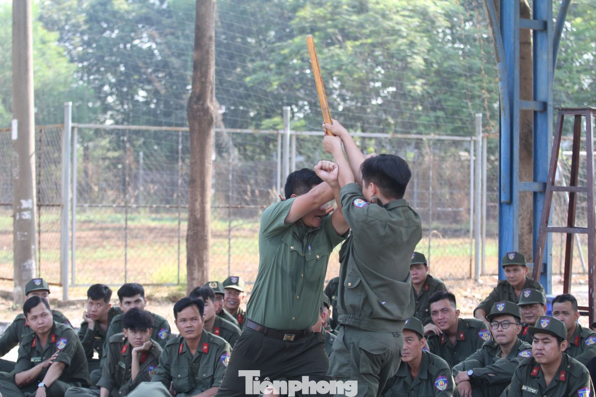 Báo cáo viên hướng dẫn học viên cách chống trả trong trường hợp bị tấn công bằng gậy