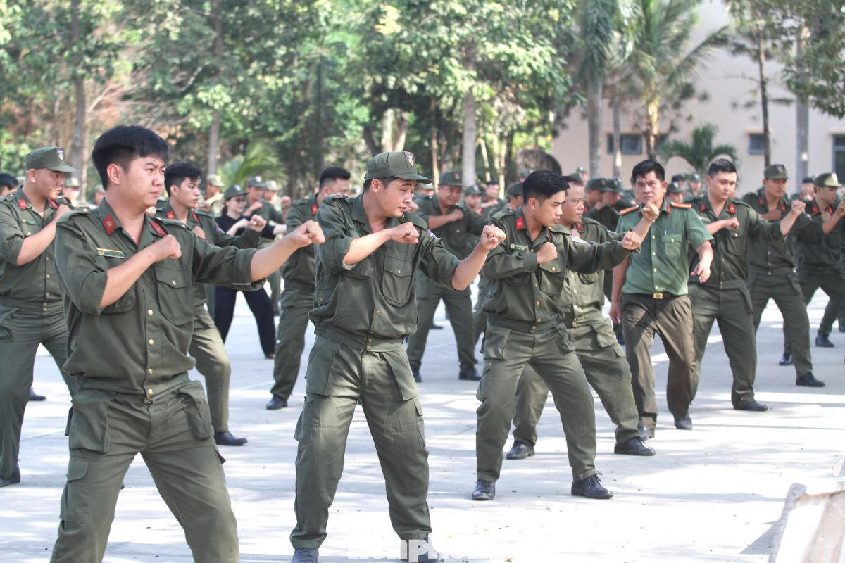 Ngày 27/3, tại Trung tâm huấn luyện và bồi dưỡng nghiệp vụ, Công an tỉnh Bình Dương tổ chức huấn luyện, cấp giấy chứng nhận sử dụng công cụ hỗ trợ cho lực lượng 113 bán chuyên trách thuộc công an các địa phương trên địa bàn tỉnh.