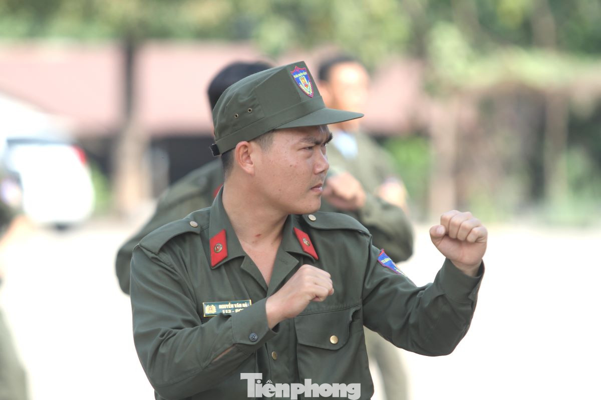 Học viên tích cực tập luyện các thế võ để trấn áp tội phạm.