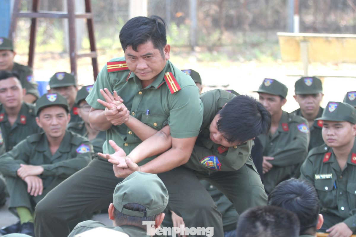 Báo cáo viên hướng dẫn học viên cách quật ngã đối tượng