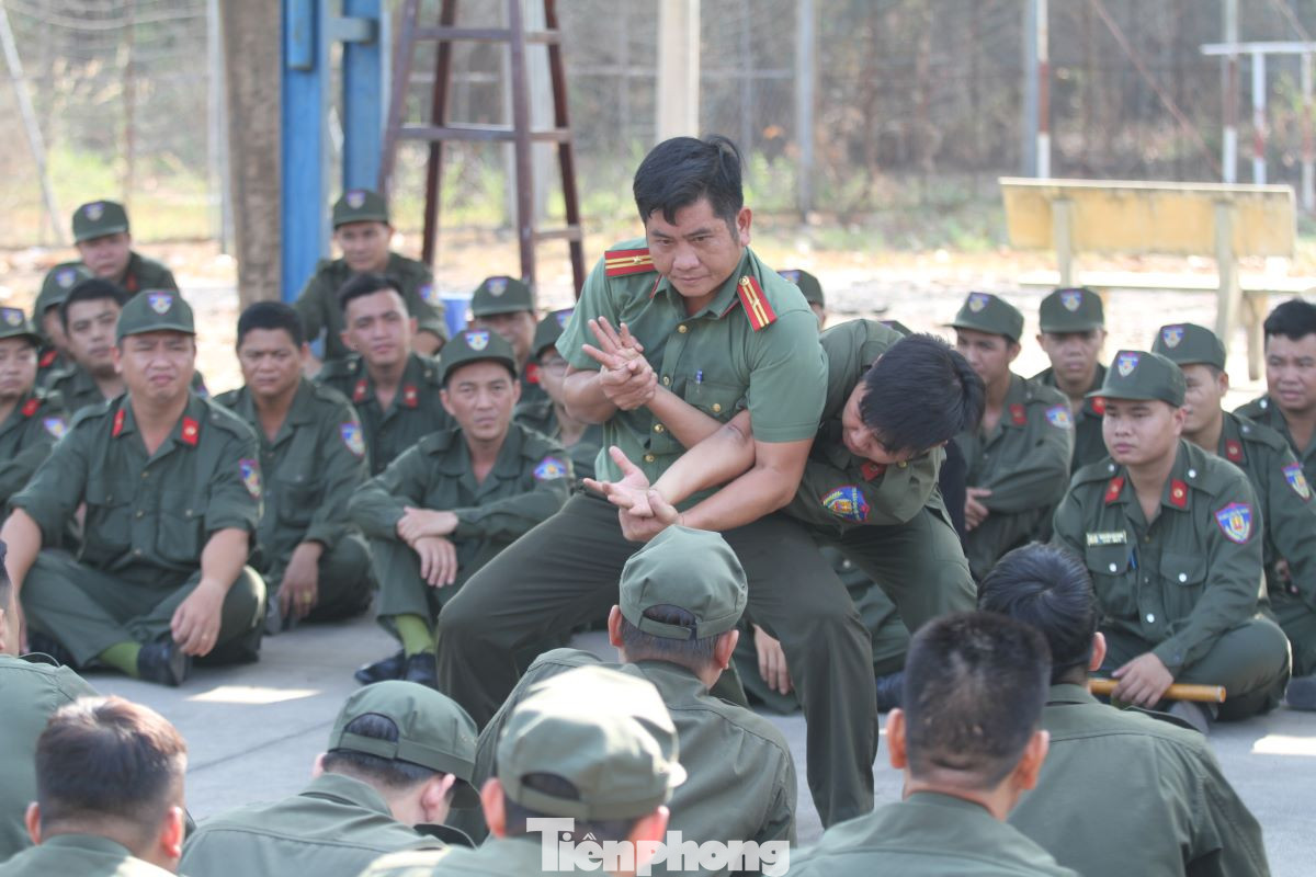 Bên cạnh đó, lực lượng 113 bán chuyên trách được huấn luyện kỹ năng sử dụng đối với một số loại công cụ hỗ trợ; hướng dẫn một số động tác cơ bản trong võ thuật dùng để chống trả, khống chế khi bị đối phương sử dụng hung khí tấn công.