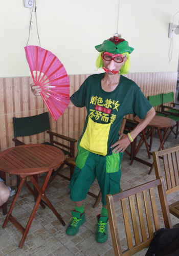 "Thần tài" cũng hay mang theo cây quạt để pha trò.