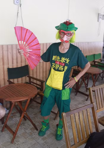 "Thần tài" cũng hay mang theo cây quạt để pha trò.