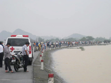 Hàng trăm người dân và người nhà nạn nhân đang đừng chờ vô vọng bên sông Lam. Ảnh: Gia đình&Xã hội Hàng trăm người dân và người nhà nạn nhân đang đừng chờ vô vọng bên sông Lam