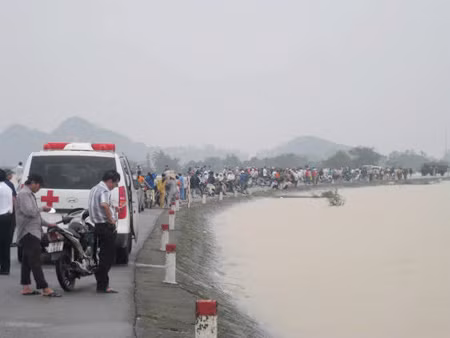 Hàng trăm người dân và người nhà nạn nhân đang đừng chờ vô vọng bên sông Lam
