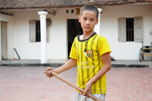 Cháu Nguyễn Văn Đức mất mẹ từ năm mới hơn 1 tuổi, nay đã 10 tuổi. Em lớn lên nhờ sự chăm sóc của ông bà. Ảnh: Quý Đoàn