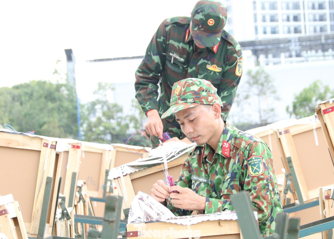 Các chiến sĩ chuẩn bị dây dẫn